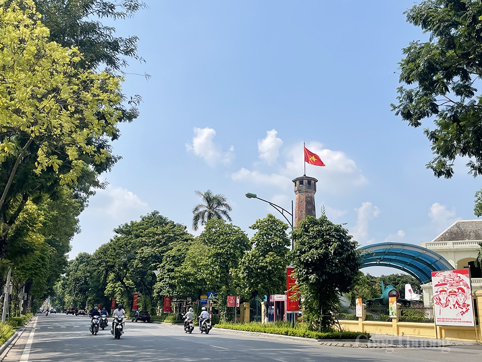 Cờ đỏ sao vàng tung bay trên đỉnh Cột cờ Hà Nội chào mừng 76 năm Quốc khánh 2/9.