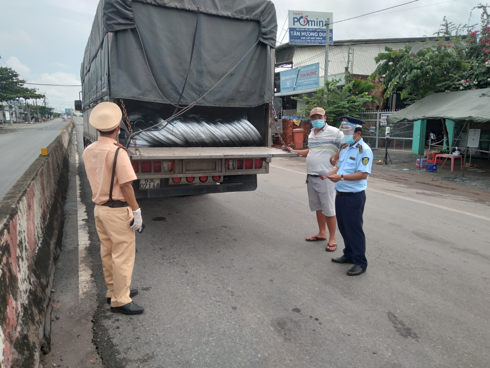 Lực lượng chức năng tiến hành kiểm tra phương tiện Lực lượng chức năng tiến hành kiểm tra phương tiện