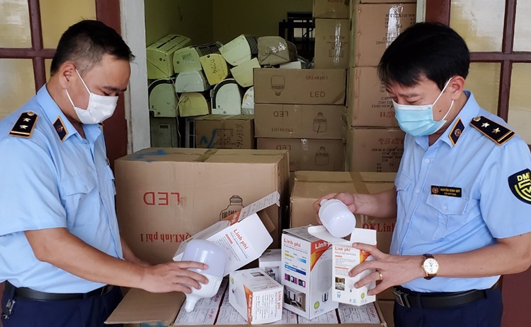 Đội QLTT số 1 đang kiểm kê toàn bộ số bóng đèn điện LED để tạm giữ chờ xử lý