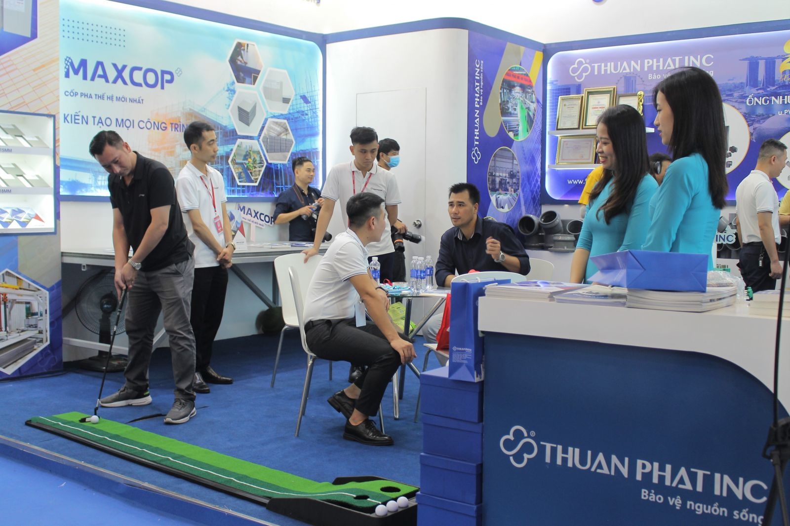 Người tiêu dùng tới tham quan, trải nghiệm và tìm hiểu sản phẩm ở các gian hàng triển lãm