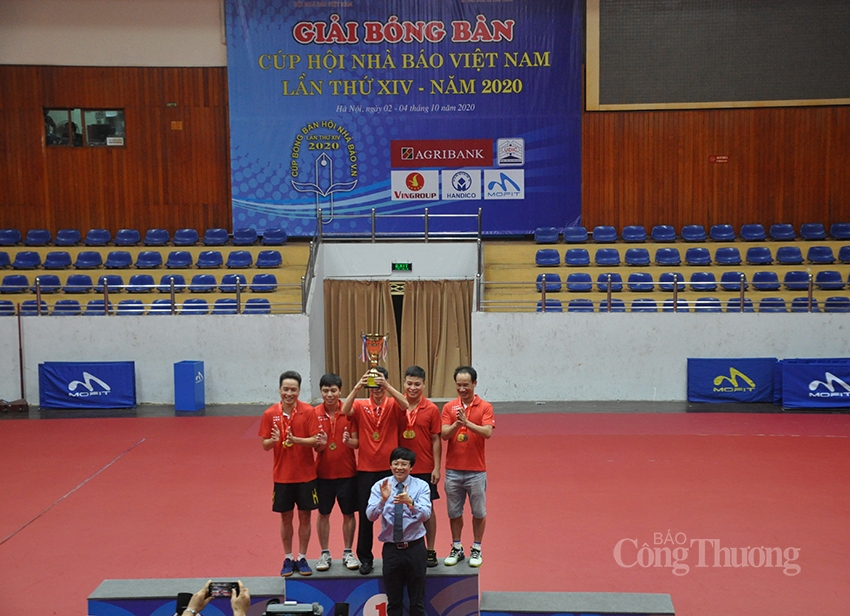 Ông Hồ Quang Lợi, Phó Chủ tịch thường trực Hội Nhà báo Việt Nam trao cúp cho đội thuộc Liên chi Hội Nhà báo Bộ Công an ở nội dung đồng đội nam 1502-dsc-0728-copy