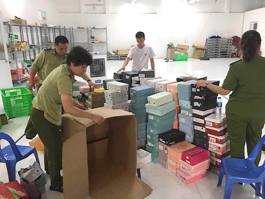 Lực lượng Quản lý thị trường tỉnh kiểm tra, kiểm soát, đấu tranh phòng, chống buôn lậu, hàng giả, hàng cấm, không rõ nguồn gốc xuất xứ luc-luong-quan-ly-thi-truong-hoa-binh-nhan-dien-nhieu-van-de-noi-com-trong-chong-buon-lau-hang-gia