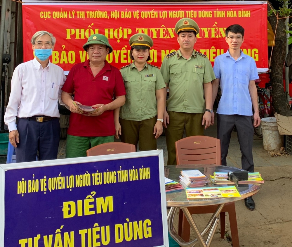 Lực lượng Quản lý thị trường Hòa Bìnhphối hợp với Hội Bảo vệ quyền lợi người tiêu dùng tỉnh tuyên truyền phổ biến tới người tiêu dùng tại các phiên chợ vùng cao, vùng sâu, vùng xa luc-luong-quan-ly-thi-truong-hoa-binh-nhan-dien-nhieu-van-de-noi-com-trong-chong-buon-lau-hang-gia-1