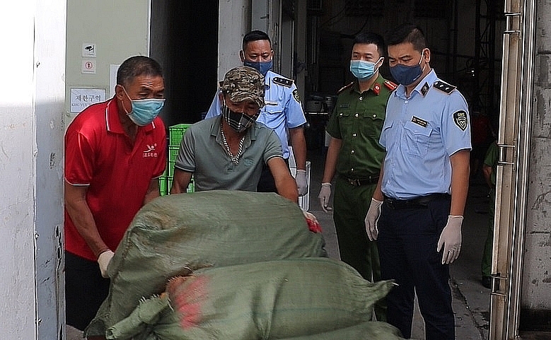 Lực lượng chức năng niêm phong xe hàng để vận chuyển ra địa điểm tiêu hủy Lực lượng chức năng niêm phong xe hàng để vận chuyển ra địa điểm tiêu hủy