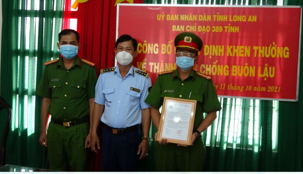 Đ/c Phạm Đức Chinh - Cục trưởng Cục QLTT (Phó trưởng Thường trực BCĐ 389 tỉnh) tại buổi trao quyết định khen thưởng