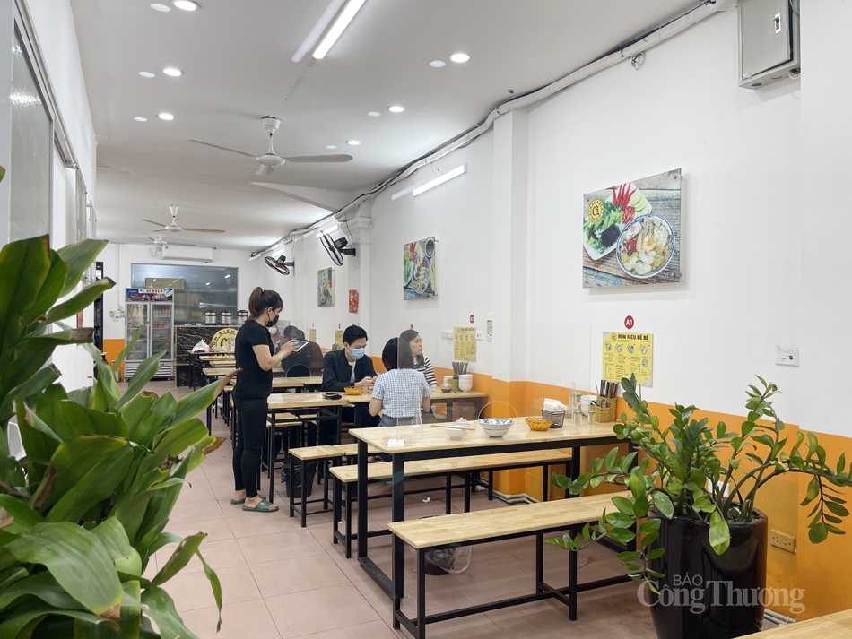 Hà Nội trở lại “bình thường mới”: Hàng quán nhộn nhịp, xe buýt đón khách trở lại