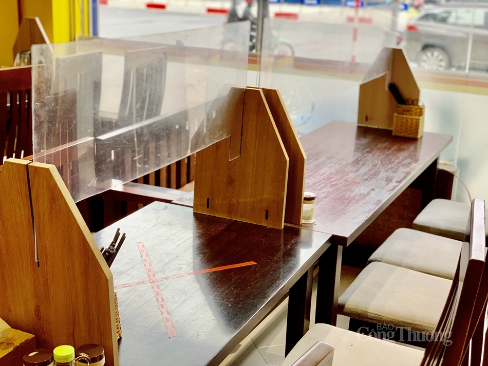 Anh Nguyễn Tất Trịnh – Quản lý chủ chuỗi nhà hàng phở gà Ngọc Tuấn (Hà Nội) cho biết rất vui mừng khi chiều tối qua nhận thông tin hàng quán được bán tại chỗ. Ngoài chuẩn bị nguyên liệu, từ tối qua, cửa hàng đã huy động nhân viên dọn dẹp, lau chùi bàn ghế, rửa bát đũa, sẵn sàng đón khách trong sáng nay. “Cửa hàng cũng yêu cầu khách hàng tuân thủ 5K, quét mã QR Code, giữa bàn có vách ngăn và đón khách 50% chỗ ngồi tại cửa hàng, nếu đông quá khách đến sau phải đợi” – Anh Trịnh cho hay.