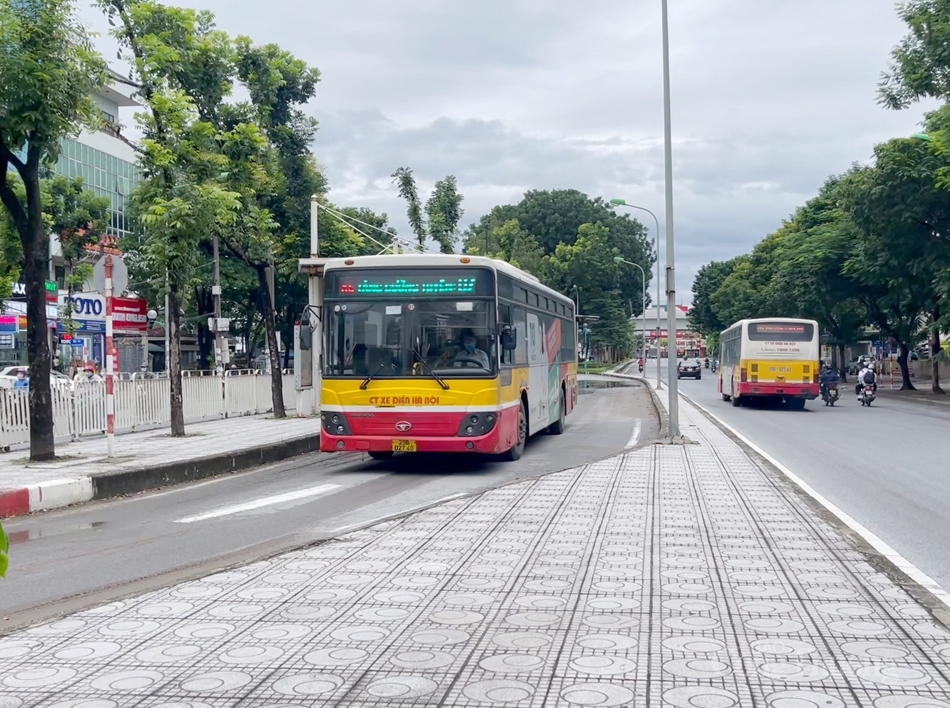 Hà Nội trở lại “bình thường mới”: Hàng quán nhộn nhịp, xe buýt đón khách trở lại