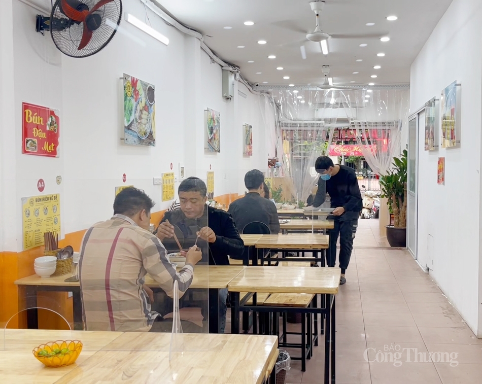 Đặc biệt, các cửa hàng dịch vụ ăn uống làm việc tất bật hơn để mở cửa hàng đón khách. Tuy lượng người ra đường đông hơn nhưng bảo đảm tuân thủ 5K, có điểm đến và mục đích rõ ràng.