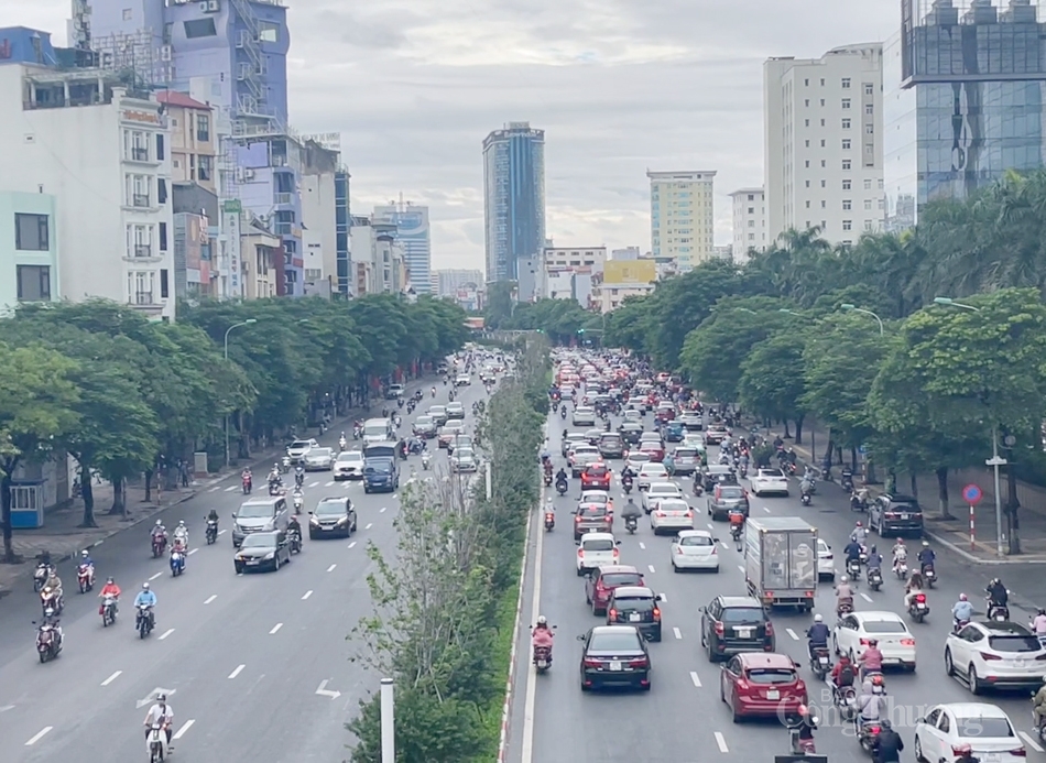 Trên các tuyến đường của thành phố đã nhộn nhịp hơn những ngày trước. Các tuyến xe buýt, taxi, cơ sở dịch vụ lưu trú… được hoạt động trở lại. Đặc biệt, các cửa hàng dịch vụ ăn uống làm việc tất bật hơn để mở cửa hàng đón khách. Tuy lượng người ra đường đông hơn nhưng bảo đảm tuân thủ 5K, có điểm đến và mục đích rõ ràng.