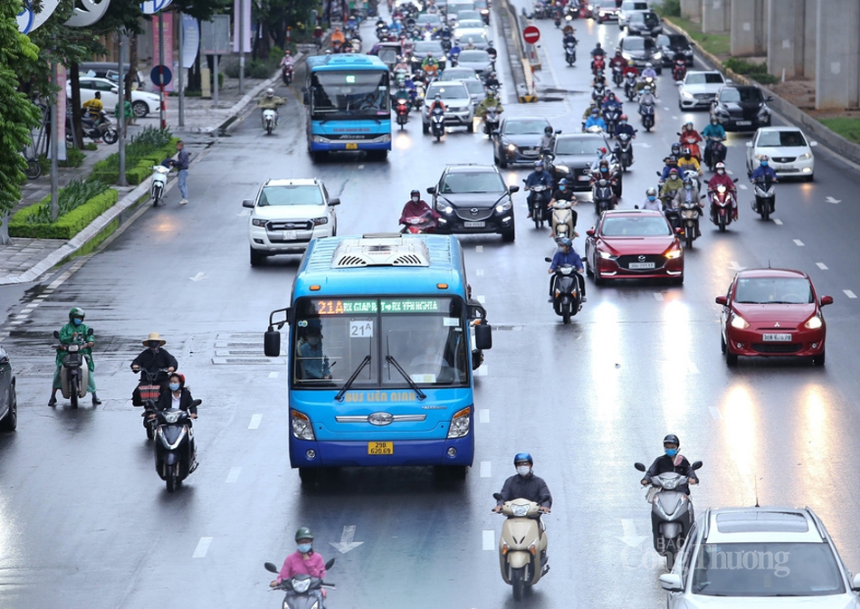 Ngày đầu, lượng khách đi xe giảm 70% so với thời điểm trước khi có dịch COVID-19