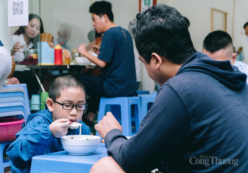 Hà Nội trở lại “bình thường mới”: Hàng quán nhộn nhịp, xe buýt đón khách trở lại