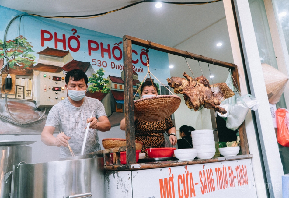 Hà Nội trở lại “bình thường mới”: Hàng quán nhộn nhịp, xe buýt đón khách trở lại