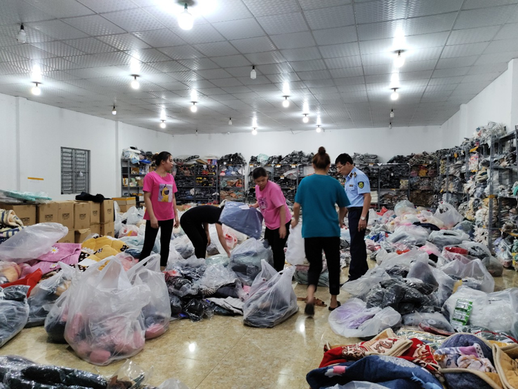 Tuyên Quang: Đột kích cơ sở kinh doanh online hàng nghìn sản phẩm nhập lậu Tuyên Quang: Đột kích cơ sở kinh doanh online hàng nghìn sản phẩm nhập lậu