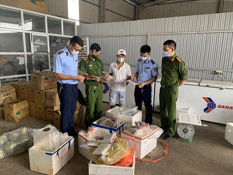 kiểm tra phát hiện 06 thùng xốp chứa sản phẩm, chế phẩm từ động vật tại cửa hàng Hiếu My kiểm tra phát hiện 06 thùng xốp chứa sản phẩm, chế phẩm từ động vật tại cửa hàng Hiếu My