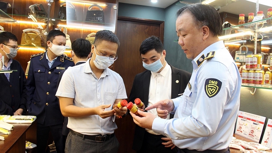 Tổng Cục trưởng Trần Hữu Linh cùng các đại biểu tham quan Phòng trưng bày nhận diện hàng thật - hàng giả Tổng Cục trưởng Trần Hữu Linh cùng các đại biểu tham quan Phòng trưng bày nhận diện hàng thật - hàng giả