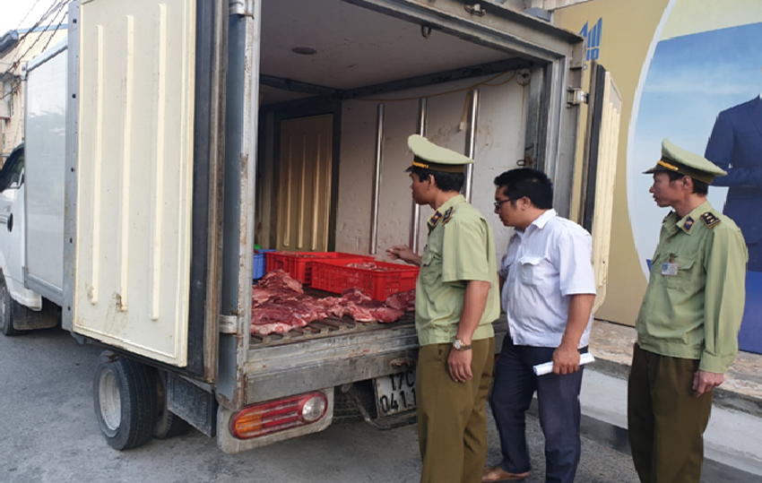 Lực lượng chức năng kiểm tra đột xuất xe ô tô vận chuyển thịt lợn tươi sống không rõ nguồn gốc 0012-qltt-thai-binh-01