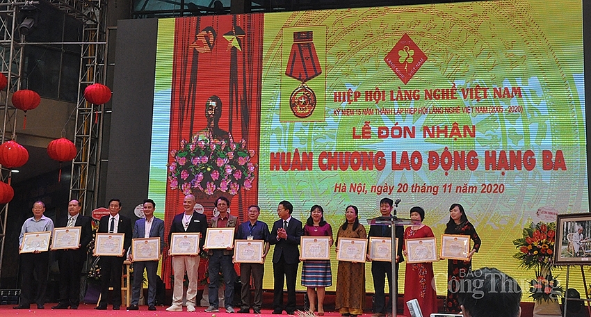 Các tập thể, cá nhân thuộc Hiệp hội Làng nghề Việt Nam nhận Bằng khen của Bộ Công Thương 2328-dsc-0520-copy