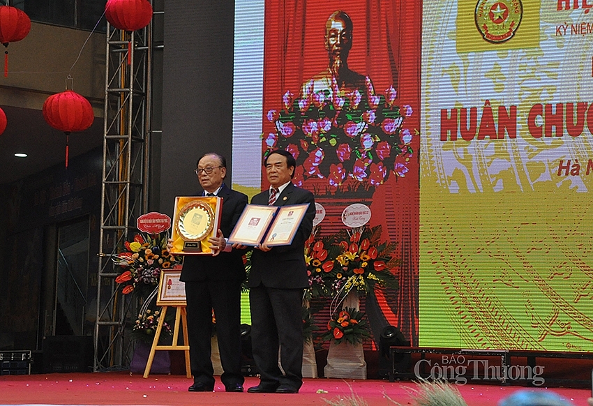 Ông Lưu Duy Dần - Chủ tịch Hiệp hội Làng nghề Việt Nam đón nhận Đĩa vàng Cống hiến vì các giá trị nội dung Kỷ lục của Viện WRCA hiep-hoi-lang-nghe-viet-nam-don-nhan-huan-chuong-lao-dong-hang-ba-3