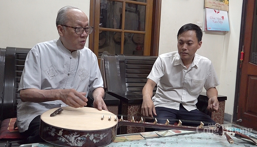 Nghệ nhân Đỗ Văn Thước truyền lại những kinh nghiệm làm nhạc cụ truyền thống cho người con trai của mình 2705-nn-do-van-thuoc4
