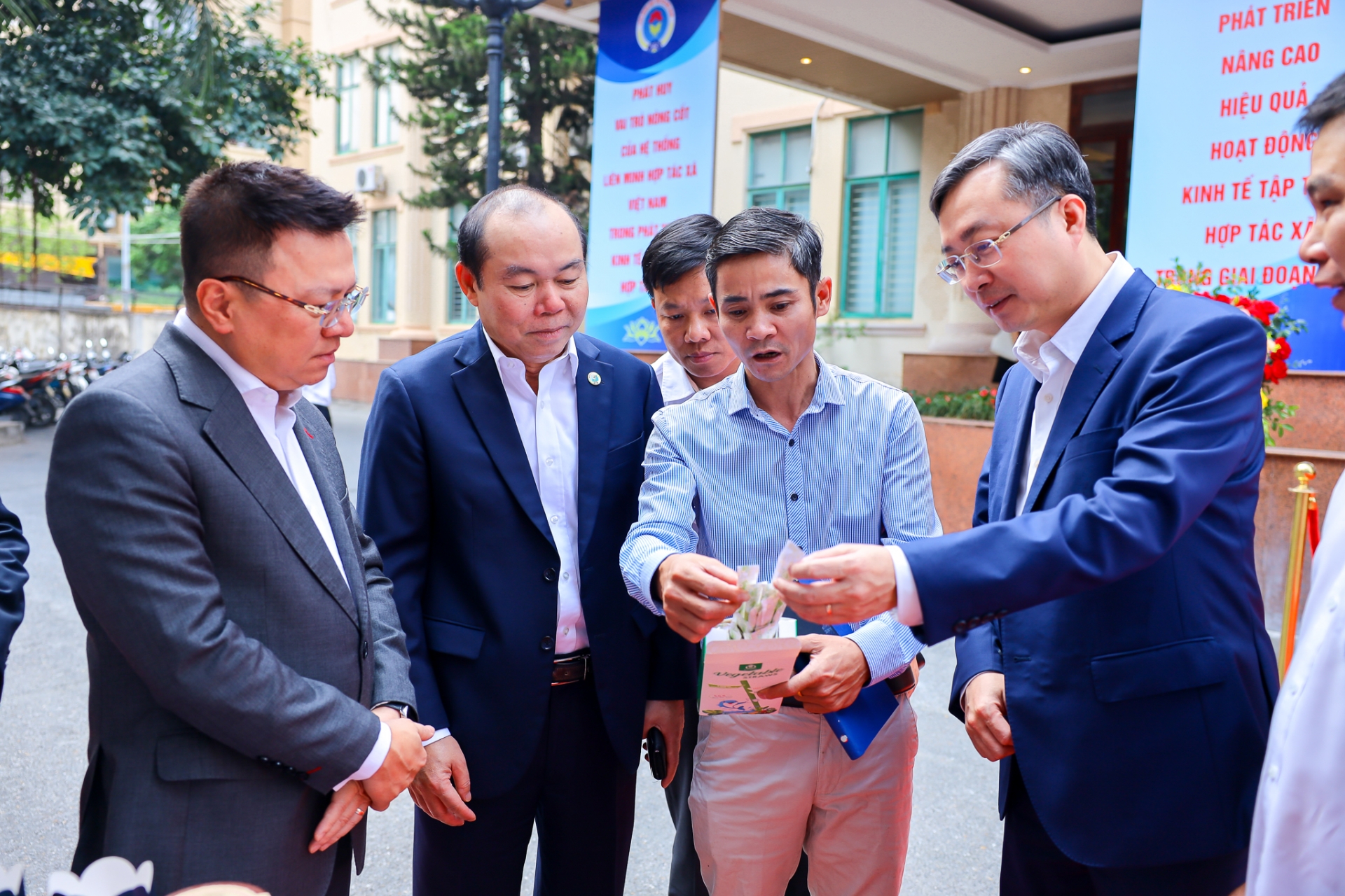 Các đại biểu tham quan các gian hàng giới thiệu sản phẩm của các HTX tại Hội nghị Các đại biểu tham quan các gian hàng giới thiệu sản phẩm của các HTX tại Hội nghị