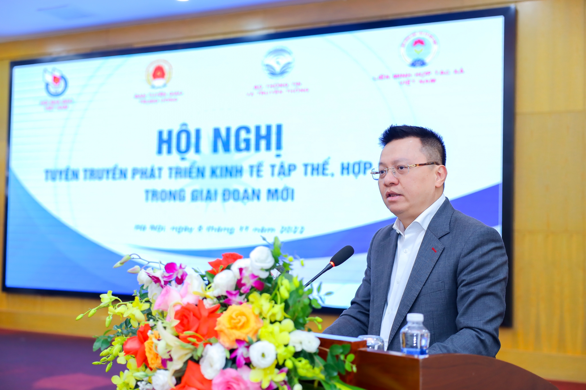 Ông Lê Quốc Minh - Ủy viên Trung ương Đảng, Tổng Biên tập báo Nhân dân, Phó Trưởng ban Tuyên giáo Trung ương, Chủ tịch Hội Nhà báo Việt Nam phát biểu tại Hội nghị Ông Lê Quốc Minh - Ủy viên Trung ương Đảng, Tổng Biên tập báo Nhân dân, Phó Trưởng ban Tuyên giáo Trung ương, Chủ tịch Hội Nhà báo Việt Nam phát biểu tại Hội nghị