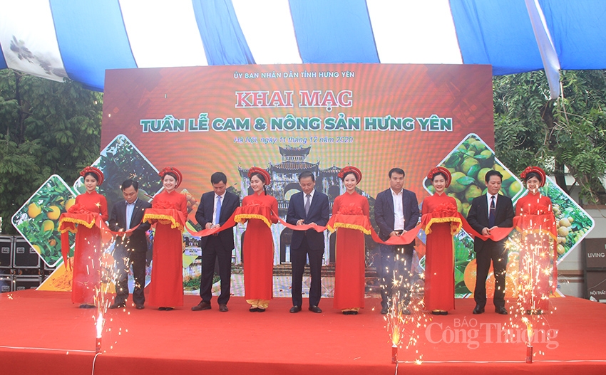 Các đại biểu cắt băng khai mạc Tuần lễ cam và nông sản Hưng Yên tại Hà Nội. 0739-img-0035-copy