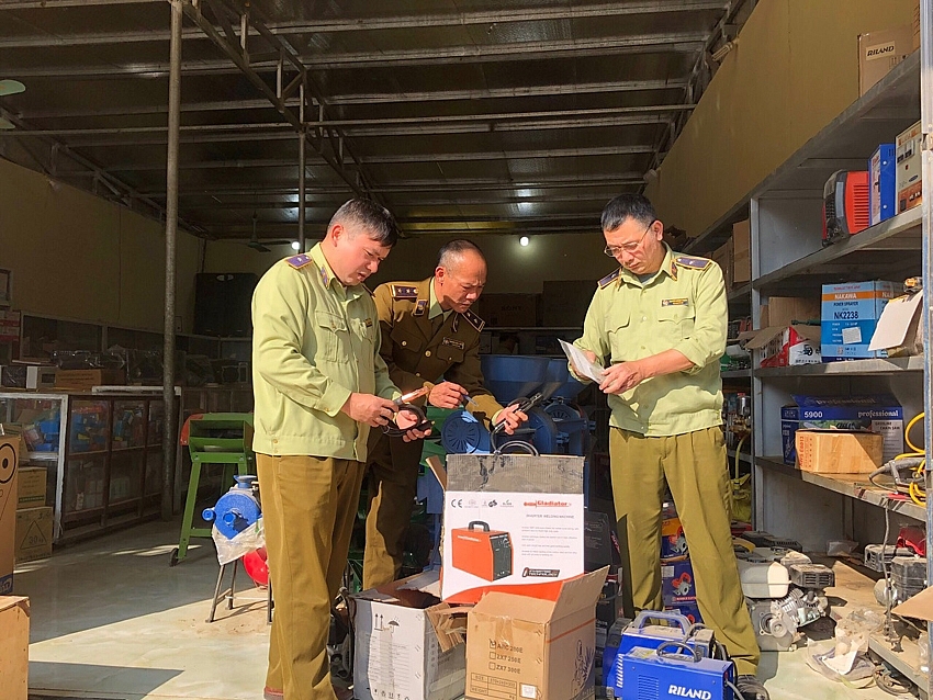 kiểm tra hàng hóa tại cửa hàng