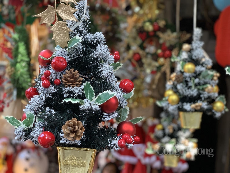 ... Cây thông nhựa mini đều đa màu sắc phục vụ nhu cầu khách hàng