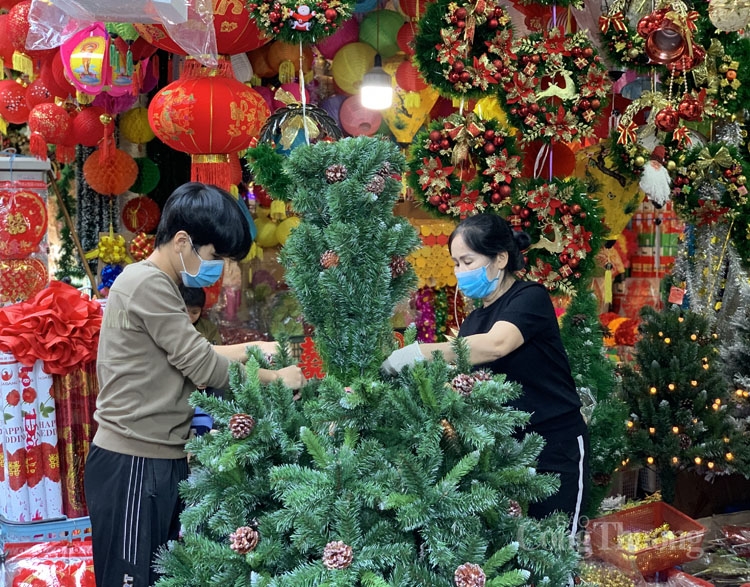 Một cửa hàng dang trang trí cây thông theo yêu cầu khách đặt hàng