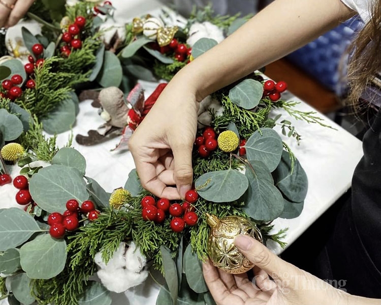 Cành thông trang trí phụ kiện cũng là sản phẩm thu hút khách hàng năm nay