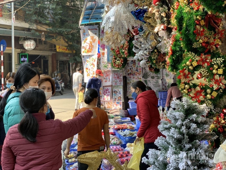 thị trường bán đồ trang trí phục vụ Giáng sinh cũng bắt đầu sôi động, tấp nập.