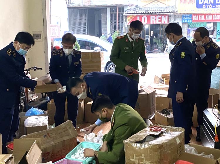 QLTT và lực lượng Công an phối hợp kiểm tra tại hiện trường QLTT và lực lượng Công an phối hợp kiểm tra tại hiện trường