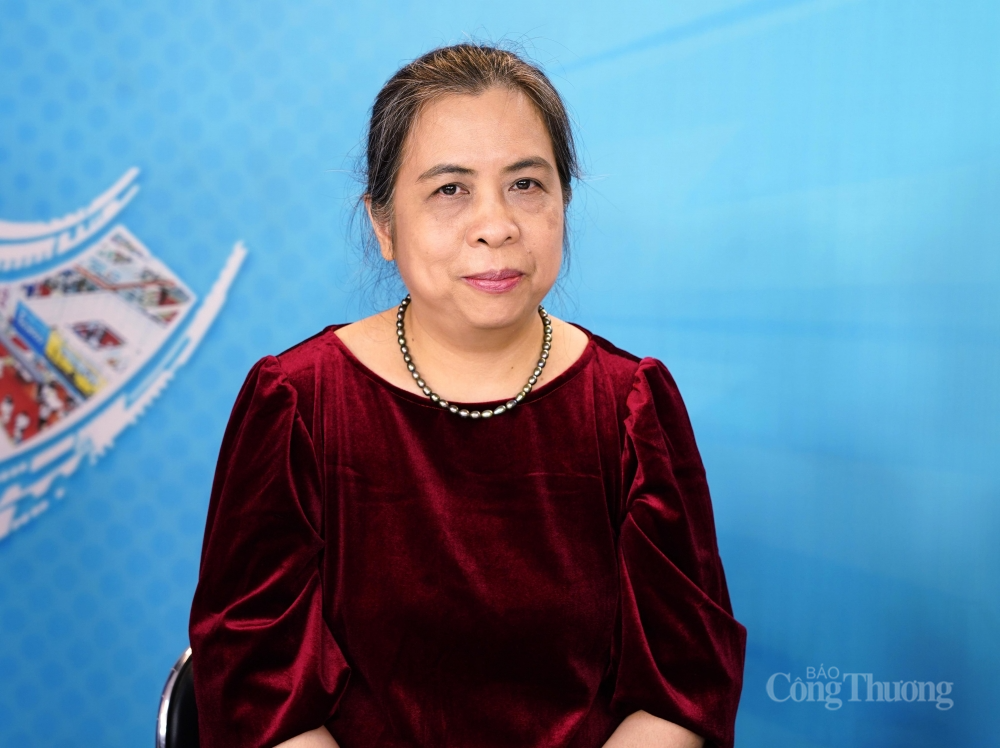 Bà Nguyễn Việt Hồng, phụ trách Ban Kinh tế Xúc tiến thương mại, Hiệp hội DN nhỏ và vừa Việt Nam Bà Nguyễn Việt Hồng, phụ trách Ban Kinh tế Xúc tiến thương mại, Hiệp hội DN nhỏ và vừa Việt Nam