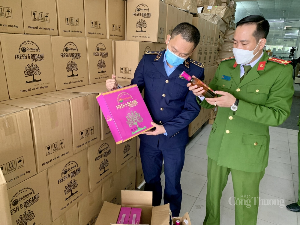 Lực lượng chức năng phối hợp kiểm tra hàng hóa