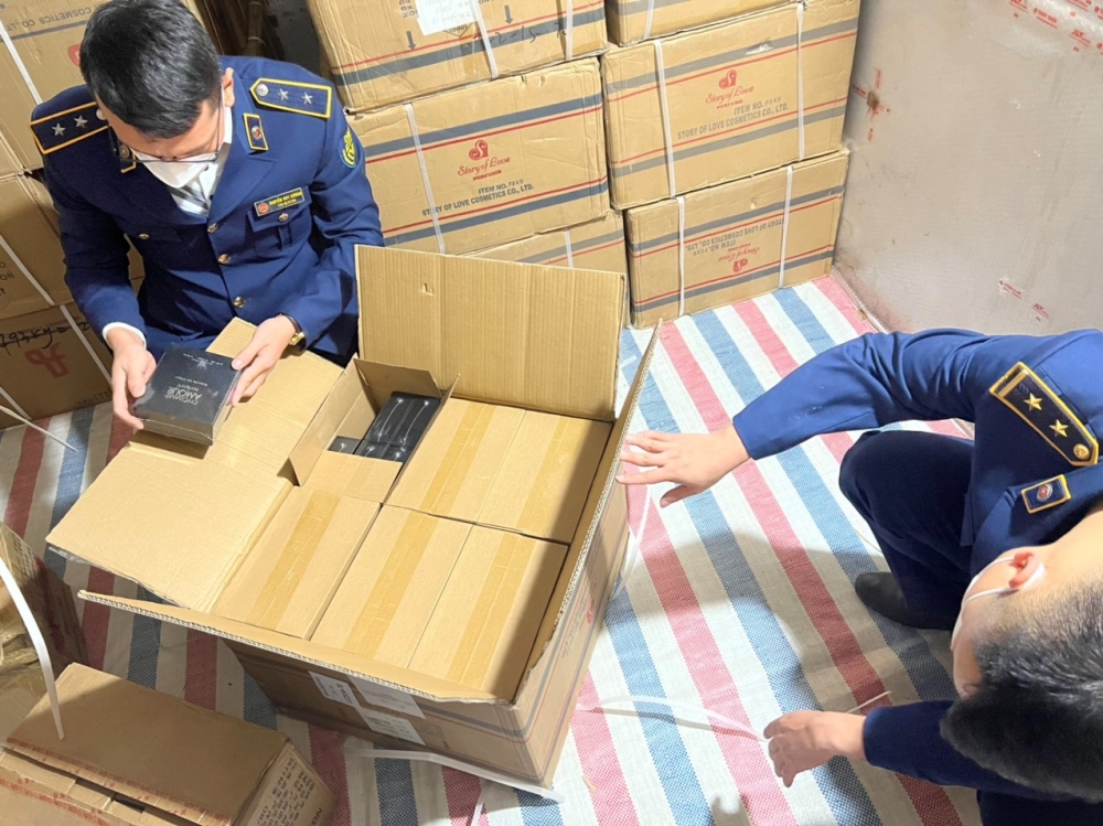 Lực lượng QLTT kiểm đếm hàng hoá vi phạm