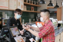 TP. Hồ Chí Minh: Lượng khách ăn uống tại chỗ vẫn còn vắng