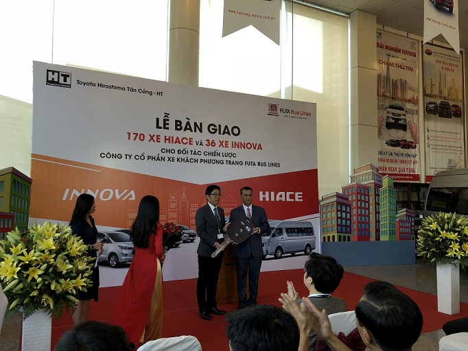 toyota ban lo xe tri gia hon 200 ty dong cho doanh nghiep phuong trang