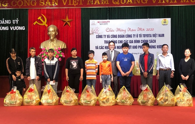 toyota viet nam trao qua tet cho cac gia dinh chinh sach tai vinh phuc