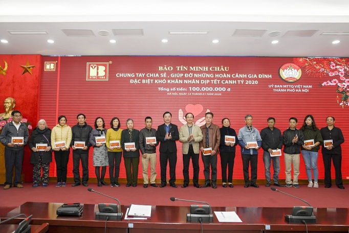bao tin minh chau trao tang 100 suat qua tet cho nguoi ngheo