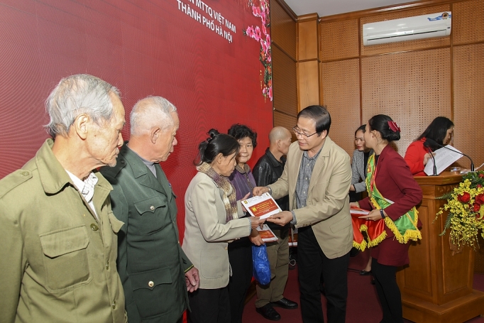 bao tin minh chau trao tang 100 suat qua tet cho nguoi ngheo