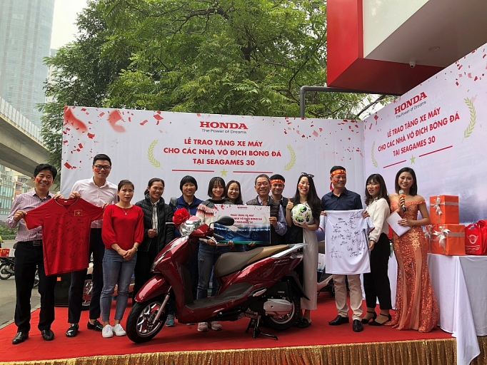 Honda Việt Nam hoàn thành bàn giao xe cho hai đội bóng đá honda viet nam hoan thanh ban giao xe cho hai do i bo ng da