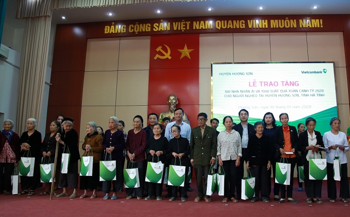 vietcombank tang 100 nha nhan ai va 1000 suat qua cho nguoi ngheo tai ha tinh