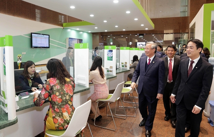 Thường trực Ban Bí thư Trần Quốc Vượng thăm Vietcombank trong ngày làm việc đầu năm mới thuo ng tru c ban bi thu tra n quo c vuo ng tham vietcombank trong nga y la m vie c da u nam mo i