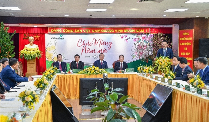 Thường trực Ban Bí thư Trần Quốc Vượng thăm Vietcombank trong ngày làm việc đầu năm mới thuo ng tru c ban bi thu tra n quo c vuo ng tham vietcombank trong nga y la m vie c da u nam mo i