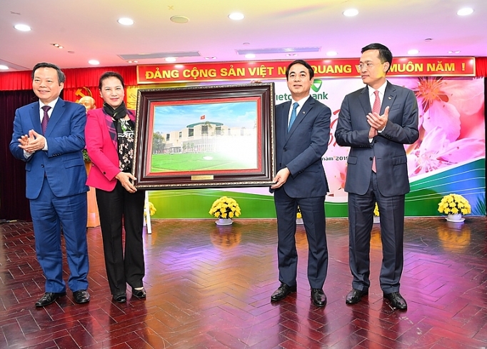 chu tich quoc hoi nguyen thi kim ngan tham va chuc tet vietcombank