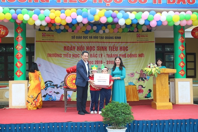 cong ty cp van phong pham hong ha dong hanh cung ngay hoi hoc sinh tieu hoc quang binh