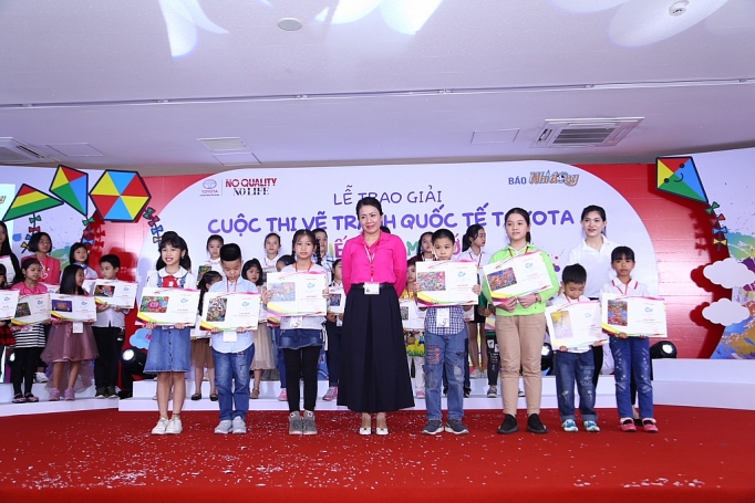 toyota viet nam trao giai cuoc thi ve tranh quoc te chiec o to mo uoc