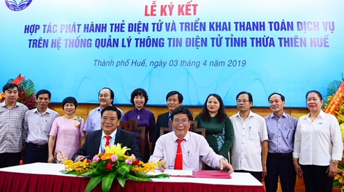 thua thien hue dia phuong dau tien trien khai giai phap thanh toan tich hop voi the dien tu cong chuc