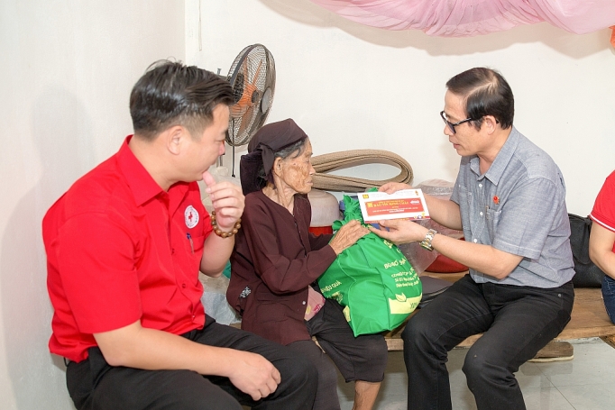 Bảo Tín Minh Châu trao quà từ thiện tại hai huyện Ứng Hòa và Mỹ Đức bao tin minh chau trao qua tu thien tai hai huyen ung hoa va my duc